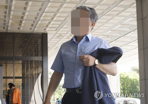 검찰 들어서는 홈플러스 관계자