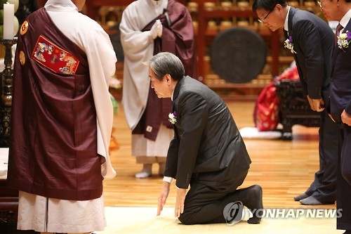 무릎 꿇은 김무성