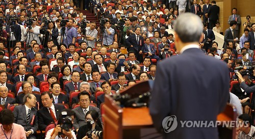 선출 인사말하는 김희옥