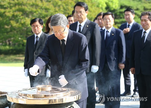 현충탑에 분향하는 김희옥