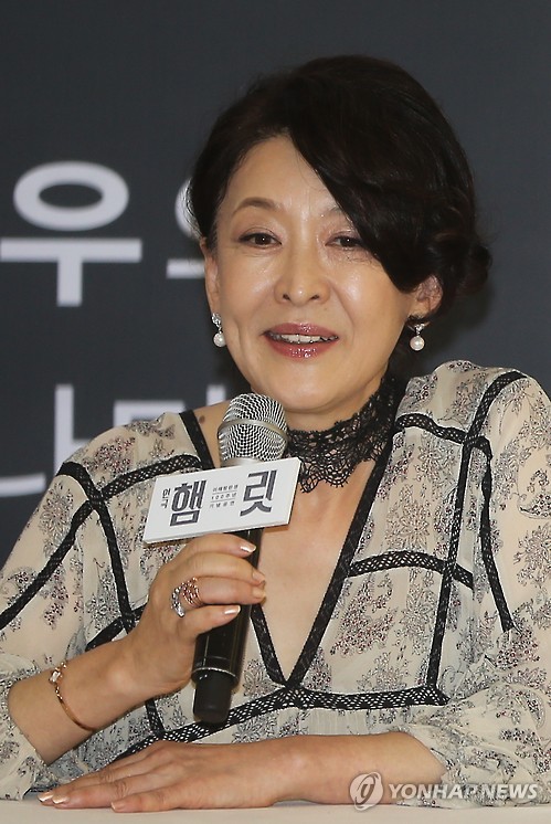 윤석화 '제가 여기서 막내입니다'
