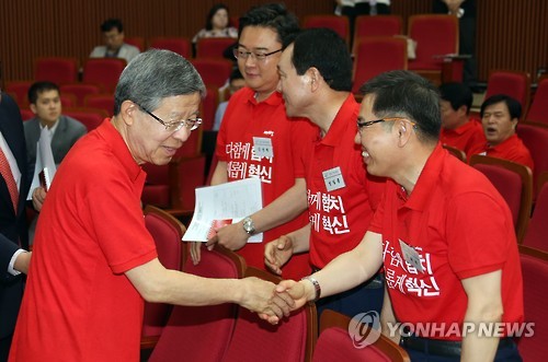 의원들과 인사하는 김희옥 혁신비대위원장