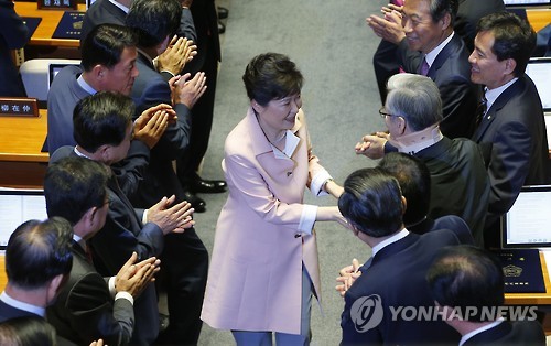 의원들과 악수하는 박 대통령