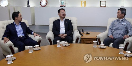 현대중공업 방문한 유일호 부총리