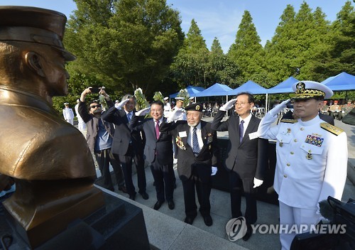 "최용남 함장님께 경례"
