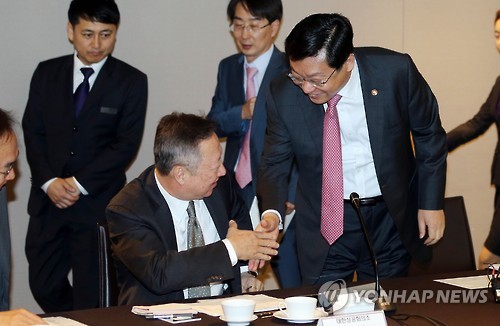 인사하는 주형환 장관과 박용만 회장