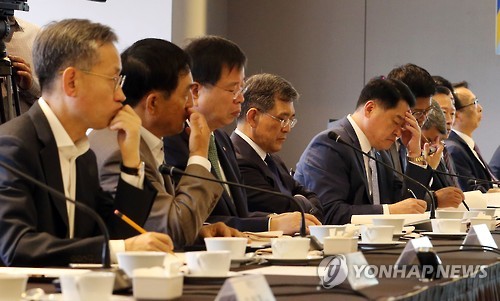 심각한 표정의 기업인들