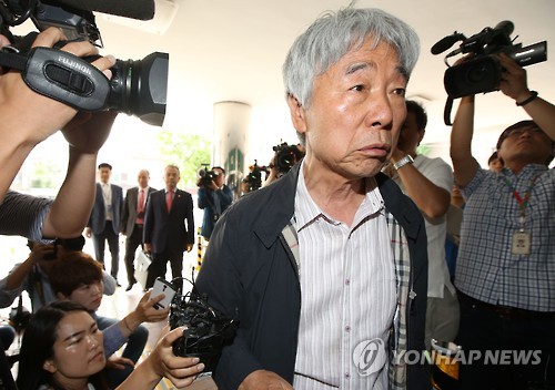경찰 조사실로 들어가는 '위작 논란' 이우환 화백