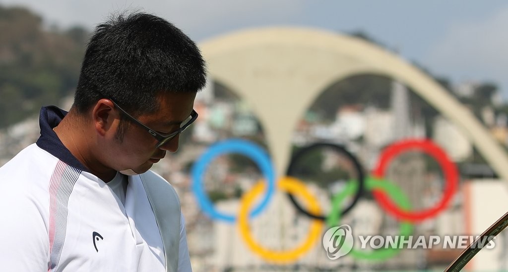 8일(현지시간) 브라질 리우데자네이루 삼보드로무 경기장에서 열린 2016 리우올림픽 남자양궁 개인전 32강 리아우 에가 에거사(인도네시아)와 경기에서 세트점수 2-6(29-27 27-28 24-27 27-28)으로 패한 뒤 고개를 떨구있는 한국 남자양궁 대표팀 김우진