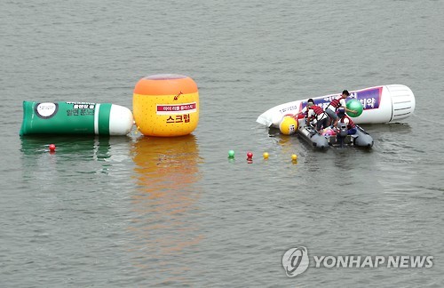 그린피스, 미세 플라스틱 사용 규제 촉구 퍼포먼스 (서울=연합뉴스) 김수진 기자 = 9일 오전 서울 서강대교 인근 한강에서 그린피스 활동가들이 화장품과 생활용품 속 마이크로비즈(미세 플라스틱) 사용 중단 및 규제 법안 제정을 촉구하는 퍼포먼스를 펼치고 있다. 그린피스는 이날 마이크로비즈(미세 플라스틱)가 해양 오염과 인체에 유해하다고 경고하며 규제 법제화를 요구하는 시민 2만 여명의 서명 국무총리실에 전달할 예정이다. 2016.8.9 ksujin@yna.co.kr