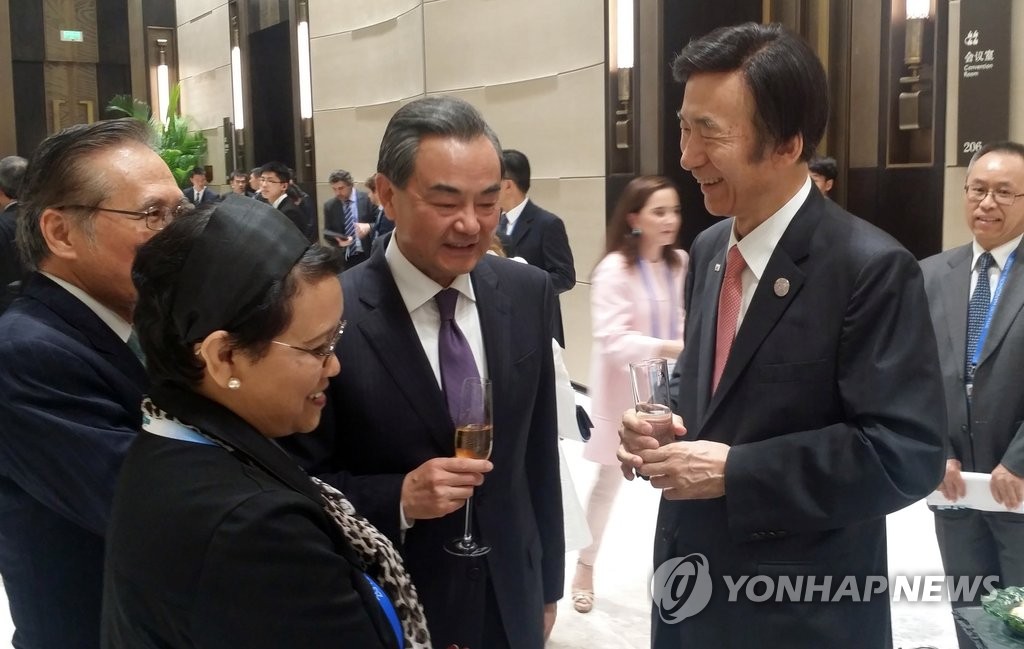 한중 외교수장 '화기애애'