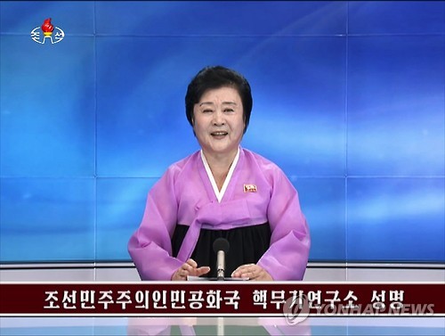 北 "핵탄두 폭발 시험"…조선중앙TV 보도
(서울=연합뉴스) 북한은 9일 "핵탄두의 위력 판정을 위한 핵폭발 시험을 단행했다"고 보도했다. 북한 핵무기연구소는 이날 성명에서 "이번 핵시험에서는 조선인민군 전략군 화성포병부대들이 장비한 전략탄도로켓들에 장착할 수 있게 표준화, 규격화된 핵탄두의 구조와 동작, 특성, 성능과 위력을 최종적으로 검토 확인했다"며 이같이 밝혔다고 조선중앙TV가 보도했다. 리춘히 아나운서가 9일 오후 1시 30분(평양시간 오후 1시) '핵무기연구소 성명'을 발표하고 있는 모습. 2016.9.9 << 국내에서만 사용가능. 재배포 금지. For Use Only in the Republic of Korea. No Redistribution >>
nkphoto@yna.co.kr