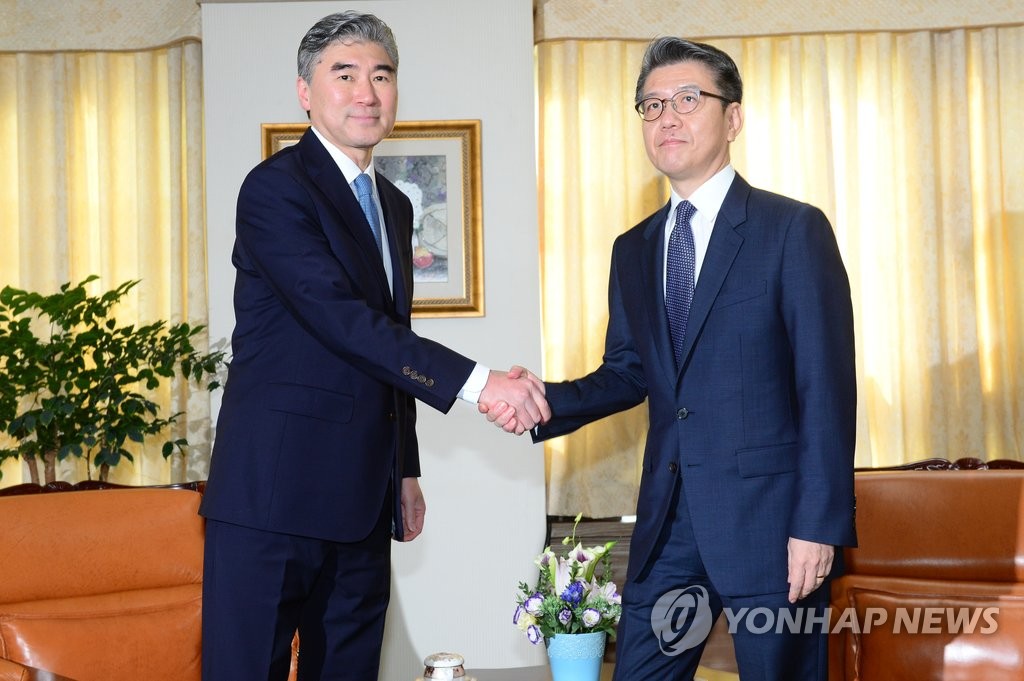 악수하는 한미 6자회담 수석대표 (서울=연합뉴스) 김주성 기자 = 한·미 6자회담 수석대표인 김홍균 외교부 한반도평화교섭본부장(오른쪽)과 성 김 미국 국무부 대북정책 특별대표가 13일 오전 서울 외교부에서 북한의 5차 핵실험에 대응한 대북압박·제재 강화 방안을 논의하기 위한 한미 6자회담 수석대표 협의를 하기에 앞서 악수하고 있다. 2016.9.13
utzza@yna.co.kr