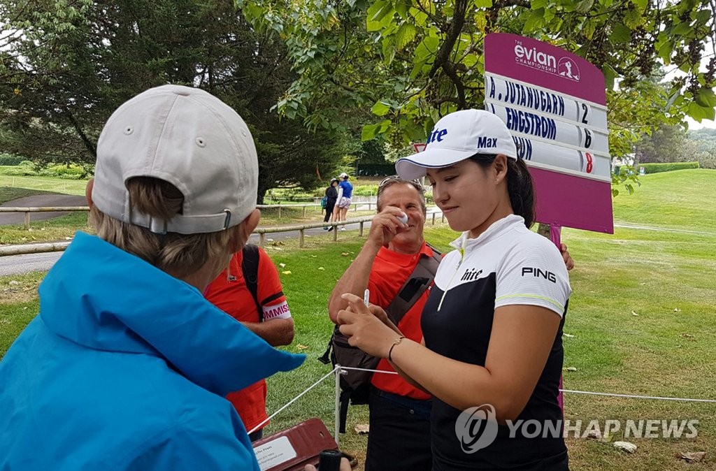 1라운드 마치고 사인하는 전인지