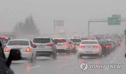 비 내리는 고속도로