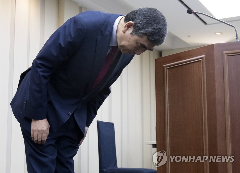 인사하는 이관순 한미약품 대표