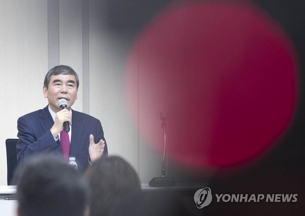 취재진 질문에 답하는 이관순 대표