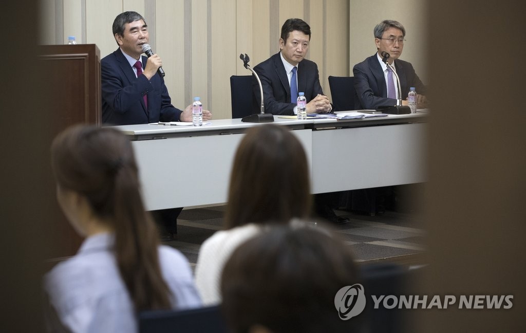 질문에 답하는 이관순 대표