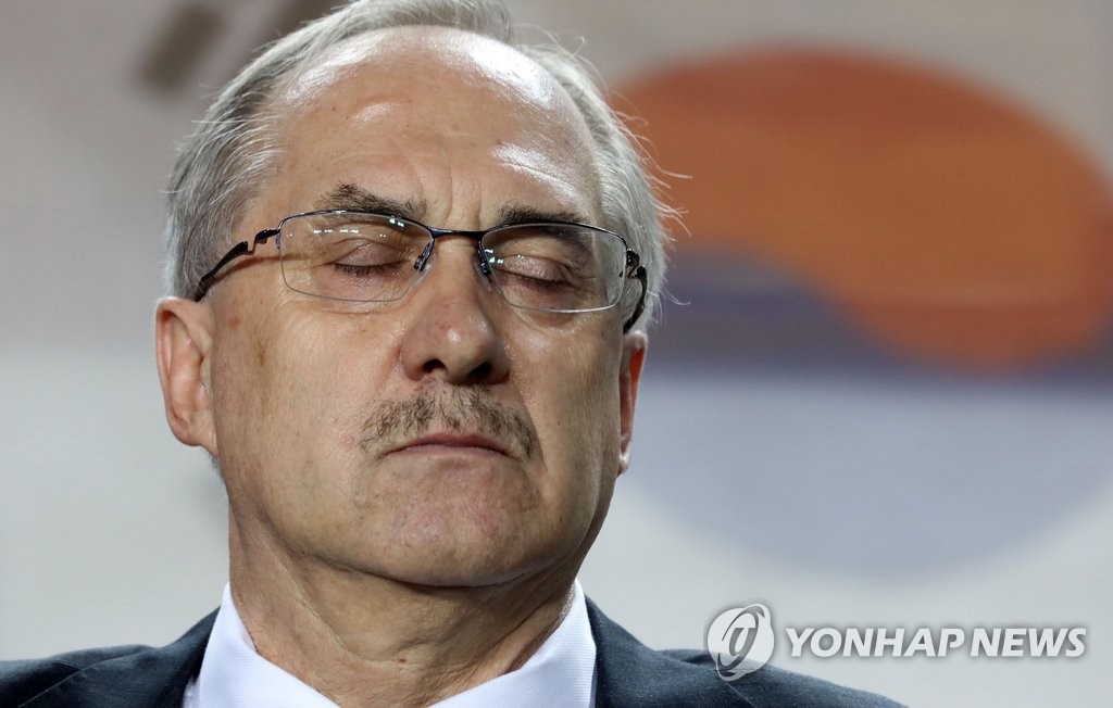 굳은 표정의 슈틸리케