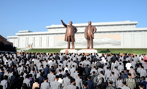 북한 당창건일 김일성ㆍ김정일 동상 앞 헌화