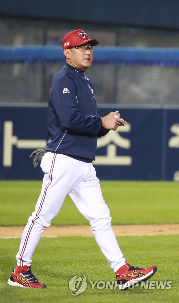 마운드 오르는 김기태 감독