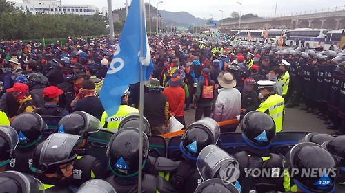 부산신항서 화물연대 도로점거 시도…경찰과 대치