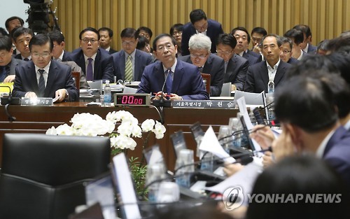 질의를 듣고 있는 박원순 서울시장