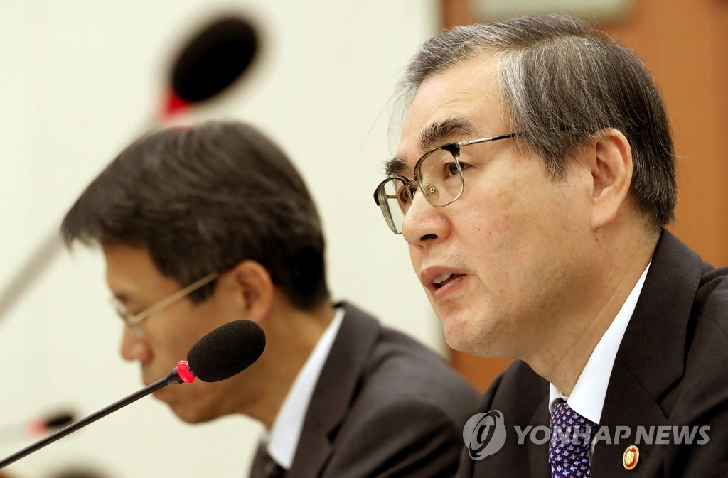 답변하는 정재찬 공정거래위원장
