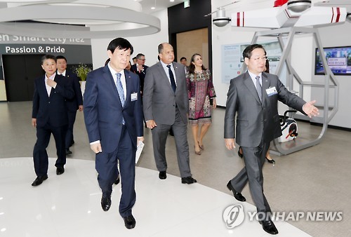 인천경제청 홍보관 방문한 코스타리카 대통령