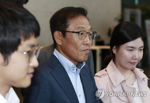 서초사옥 나서는 김기남 사장