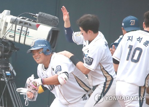 축하 받는 박석민