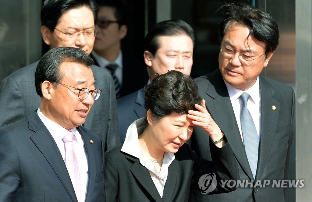 (왼쪽부터) 새누리당 이정현 대표, 박근혜 대통령, 새누리당 정진석 원내대표[연합뉴스 자료사진]