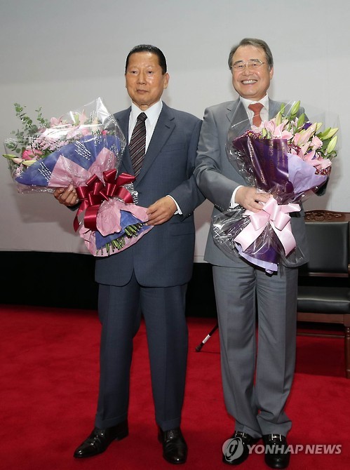 꽃다발 든 김정행ㆍ강영중