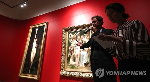 작품 설명하는 자비에 레 학예실장