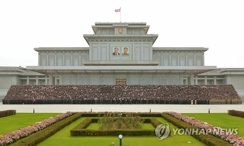 北 김정은, 직업총동맹 7차대회 참석자들과 기념사진