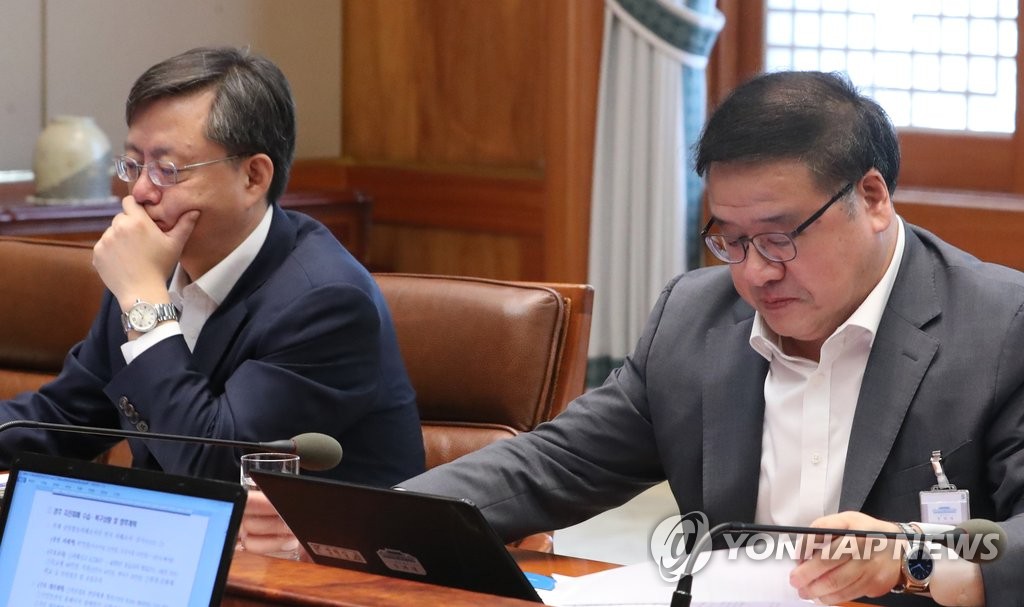 사표 수리된 우병우 민정·안종범 정책조정 수석