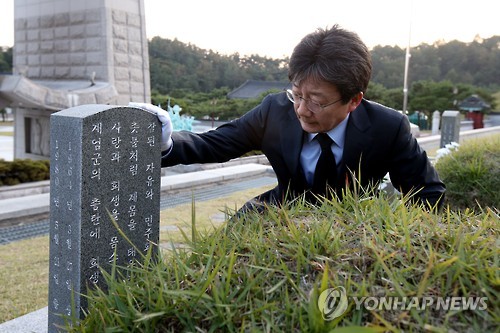 5·18 묘지 참배하는 유승민 의원