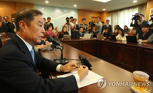 기자간담회하는 김병준 내정자