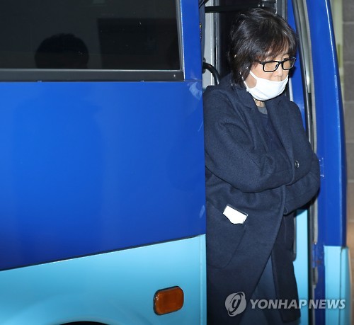 구속은 됐지만 사복 입은 최순실