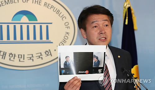 검찰수사 받는 우병우 태도 논란