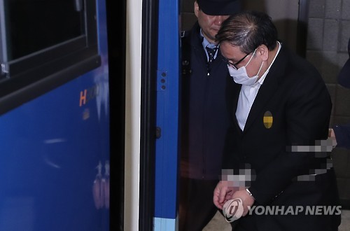 호송차 오르는 안종범