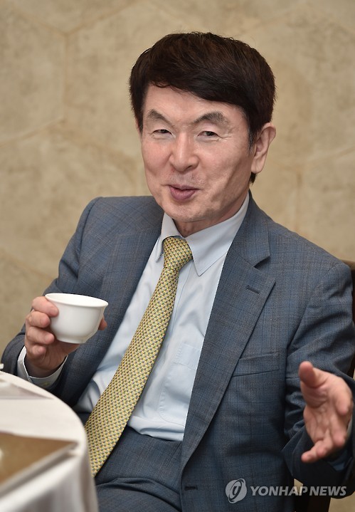 담소 나누는 현정택 원장