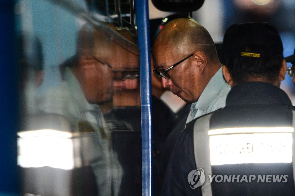 호송차 오르는 '문화계 황태자' 차은택