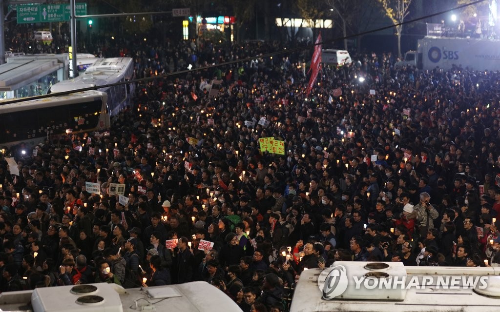 지난 19일 박근혜 대통령 퇴진 촉구 촛불집회에 참가한 시민들이 청와대 방향인 종로구 내자동로터리에서 경찰과 대치하고 있는 모습