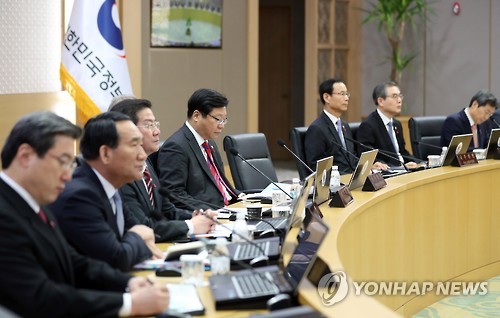 유일호 부총리 발언 듣는 국무위원