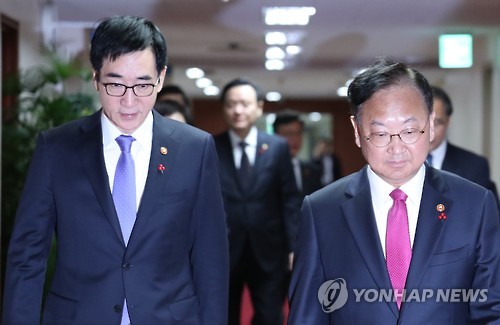 회의장 들어서는 부총리들