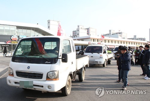 죽전휴게소 빠져나가는 상경투쟁 트럭