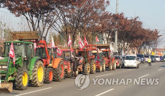 줄 맞춰 이동하는 트랙터 행렬
