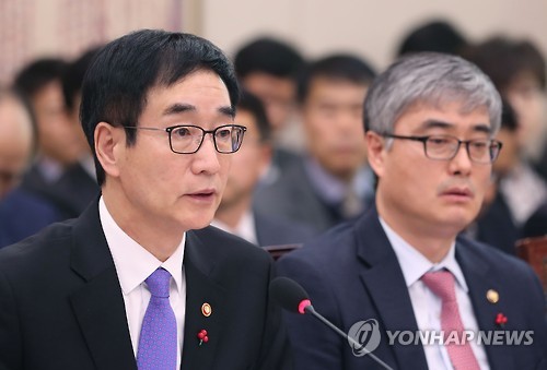 답변하는 이준식 교육부총리