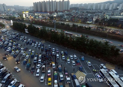 죽전휴게소에 들어찬 상경농민 차량